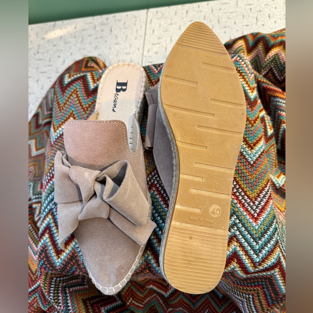 Browns mules with bow